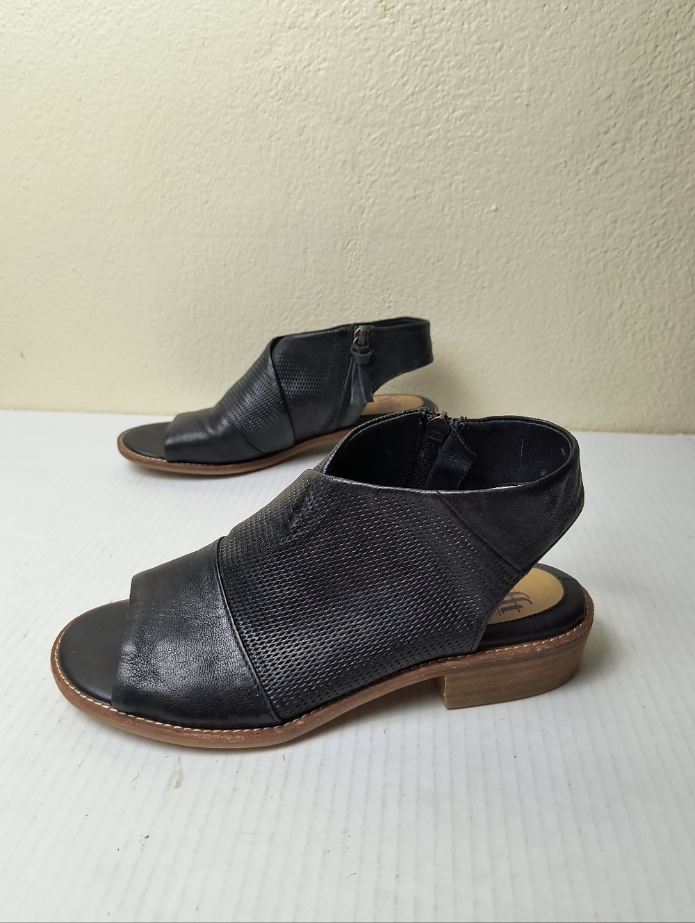 Sofft 7.5M Black Open-Toe Leather Mule Sandals - Picture 3 of 13